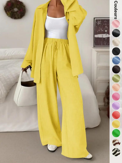 Ensemble deux pièces pour femme : chemise décontractée et sportive avec pantalon long à jambes larges, haut boutonné ample ; confortable et élégant.